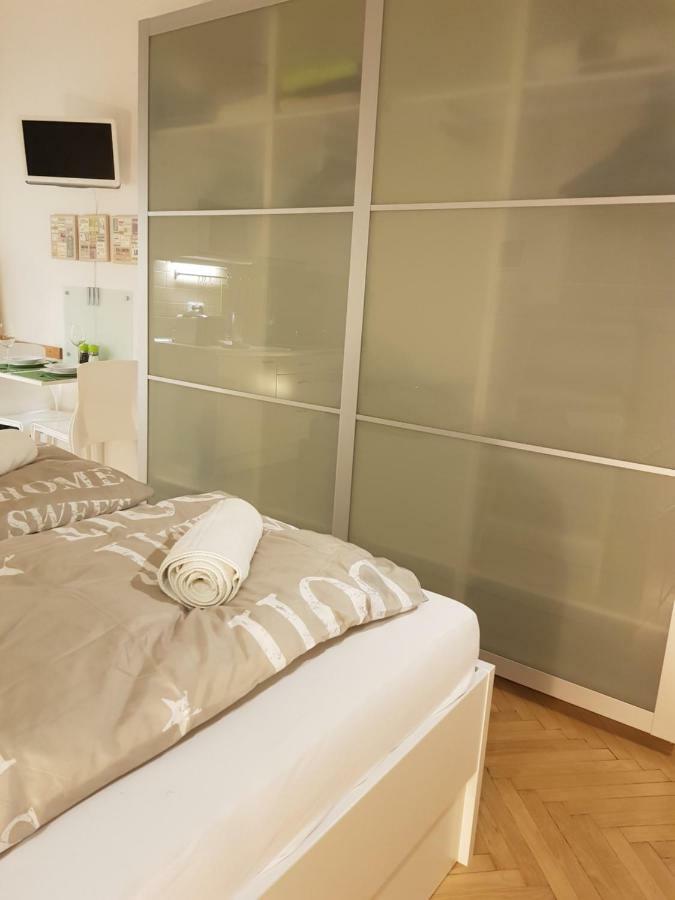 Cozy Studio With Parking Near City Center Prague Ngoại thất bức ảnh